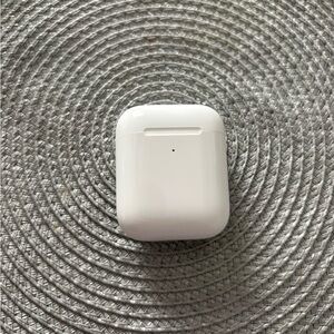 Apple White Wireless Earbuds Charger Case